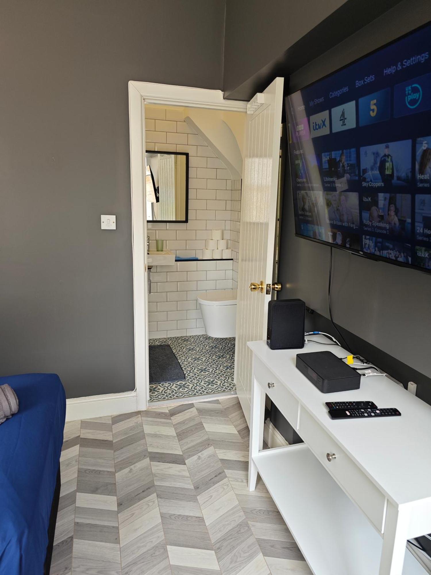 2 Bedroom 2 Bathroom Apartment In Old St - Shoreditch - Zone 1 Лондон Екстериор снимка